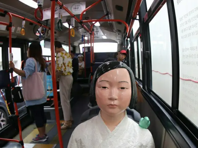 光復節（15日）を前に、ソウル市内バスに「少女像」が乗車