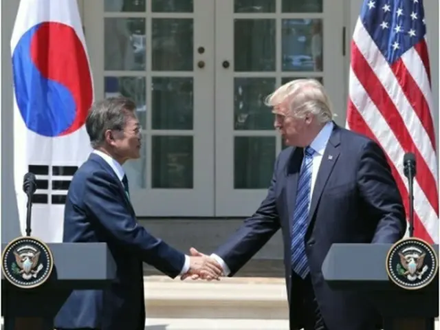 ６月末の韓米首脳会談で握手を交わす文大統領（左）とトランプ米大統領（資料写真）＝（聯合ニュース）