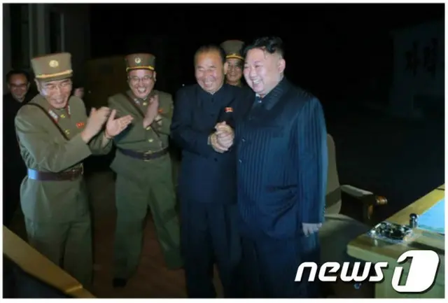 北朝鮮の金正恩（キム・ジョンウン）朝鮮労働党委員長が戦略軍司令部を視察し「グアム包囲射撃案」についてキム・ラクギョム戦略軍司令官から報告を受けた。