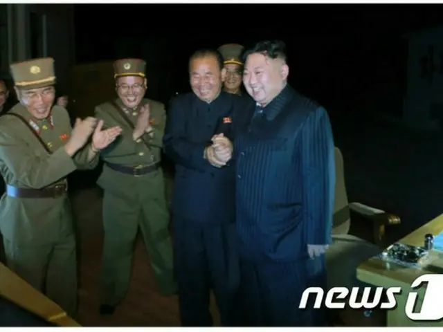 北朝鮮の金正恩（キム・ジョンウン）朝鮮労働党委員長が戦略軍司令部を視察し「グアム包囲射撃案」についてキム・ラクギョム戦略軍司令官から報告を受けた。
