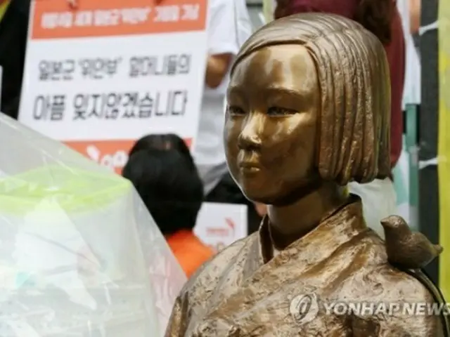 ソウルの日本大使館前に設置されている慰安婦被害者を象徴する少女像＝１４日、ソウル（聯合ニュース）