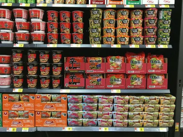 韓国の大手食品メーカー、農心は16日、「辛ラーメン」が韓国食品として初めて、米国のウォルマート（Wal-Mart）4692店舗全店で販売されると明らかにした。（提供:news1）