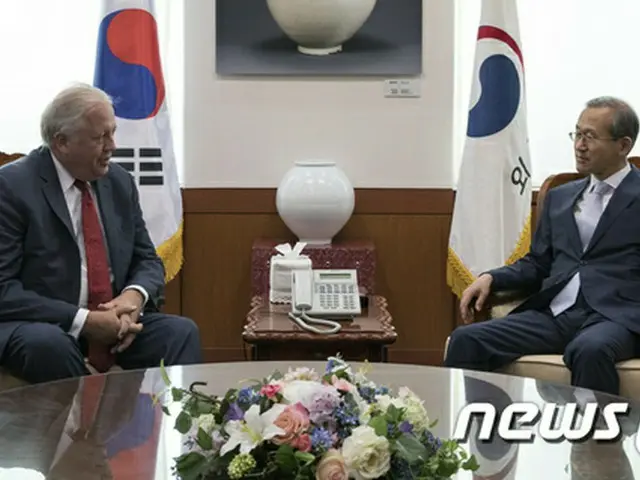 韓国外交部の林聖男（イム・ソンナム）第1次官は15日夜10時から15分間、サリバン米国務副長官と電話会談をおこない、対北朝鮮政策の連携方向などについて意見交換した。