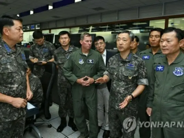 李旺根・空軍参謀総長（前列右から２人目）が空軍作戦司令部を訪れた（空軍提供）＝１６日、ソウル（聯合ニュース）