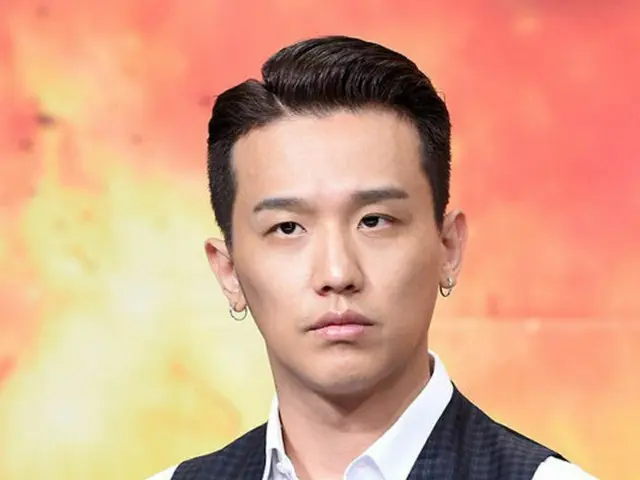 韓国の歌手兼音楽プロデューサー、KUSH（33）が「BIGBANG」SOL（29）のファンから贈られたプレゼント写真と共に、ジョークを飛ばした文章を掲載して波紋を広げた。（提供:OSEN）