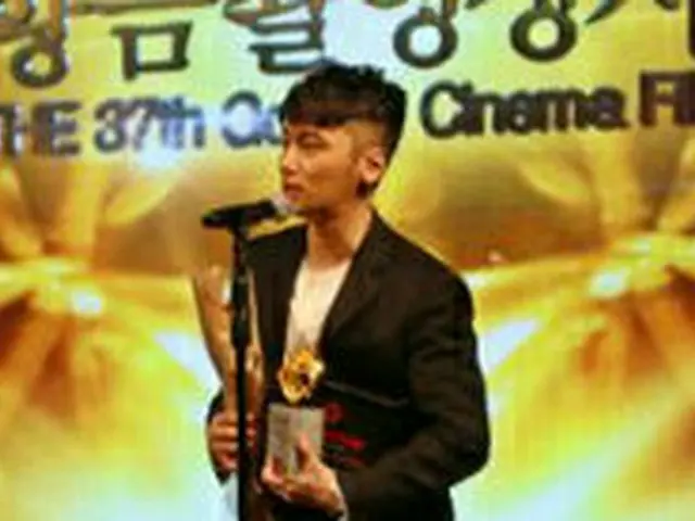 俳優ピョン・ヨハンが「第37回黄金撮影賞映画祭」授賞式で、撮影監督が選ぶ男性ベスト賞を受賞した。（提供:OSEN）