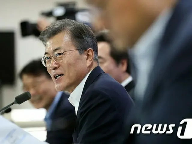 文大統領の支持率73.4%…北朝鮮挑発・人事問題で上昇停滞(提供:news1)