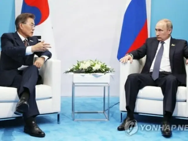 ７月７日、ドイツで会談する文大統領（左）とプーチン大統領＝（聯合ニュース）