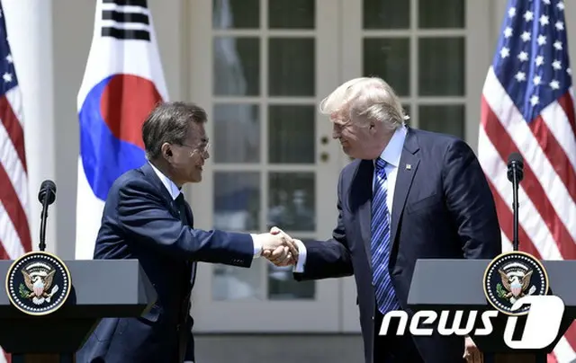 韓国の文在寅（ムン・ジェイン）大統領は4日夜、米国のドナルド・トランプ大統領と電話会談をおこない、北朝鮮の核実験への対応方案を論議した。