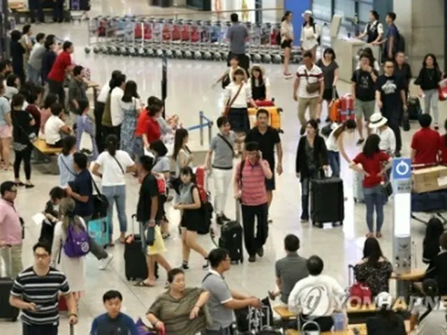 ８月の仁川国際空港。海外旅行から戻ってきた人たちで混雑している（資料写真）＝（聯合ニュース）