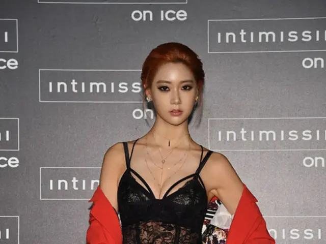 韓国女優クララ（31）が10月6日（現地時間）、イタリア・ヴェローナで開かれる「INTIMISSIMI ON ICE 2017」に招待された。韓国女優として2年連続の招待は彼女が唯一だ。（提供:OSEN）