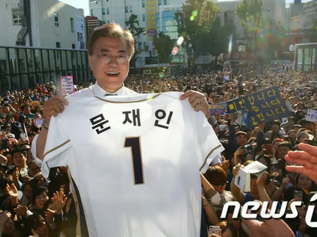 韓国の文在寅（ムン・ジェイン）大統領は3日、引退試合をおこなった“国民打者”イ・スンヨプ選手（サムスン・ライオンズ）について引退を惜しむと共にお祝いの言葉を伝えた。（提供:news1）
