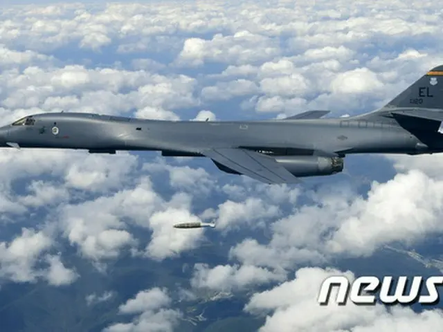北朝鮮労働党の創建記念日に米国の戦略爆撃機B1Bが韓国空軍の主力戦闘機F15Kと夜間訓練を実施した。