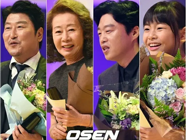 韓国「釜日映画賞」最高作品賞には、映画「タクシー運転手」が選ばれた。左から男優主演賞のソン・ガンホ、女優主演賞のユン・ヨジョン、男優助演賞のキム・ヒウォン、女優助演賞のキム・スアン（提供:OSEN）