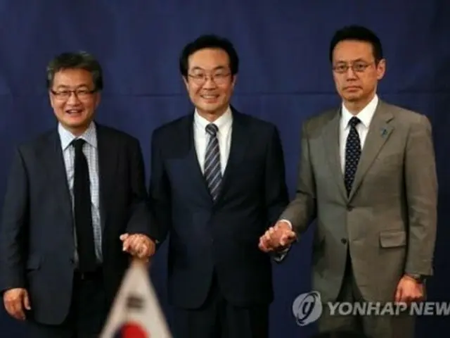 韓米日の６カ国協議首席代表会合に出席した（左から）ユン氏、李氏、金杉氏＝１８日、ソウル（聯合ニュース）