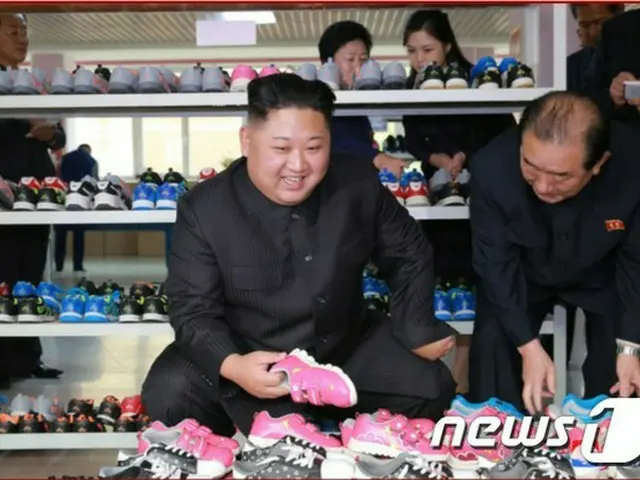 北朝鮮の金正恩（キム・ジョンウン）労働党委員長が夫人の李雪主（リ・ソルジュ）氏、妹の金与正（キム・ヨジョン）氏と共に平壌（ピョンヤン）のリュウォン靴工場を視察した。