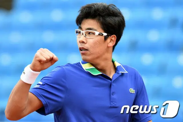 男子テニス韓国の看板選手チョン・ヒョン（21、57位）が世界41位のパオロ・ロレンツィ（35、イタリア）を破り、バーゼルオープンシングルス2回戦に進出した。