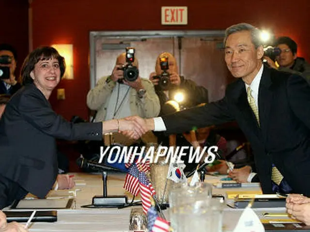 交渉開始に先立ち握手を交わす韓米首席代表＝11日、ワシントン（聯合）