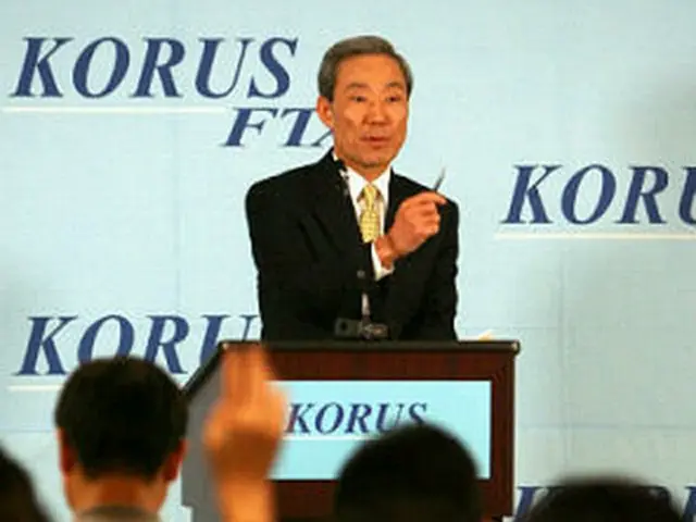 韓米FTA第7回交渉について会見を行う金宗フン（キム・ジョンフン）韓国側首席代表＝11日、ワシントン（聯合）