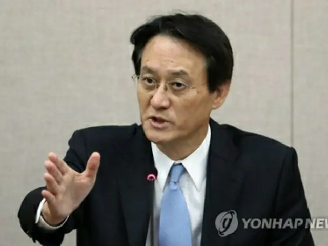 記者懇談会で発言する李洙勲氏=25日、ソウル(聯合ニュース)