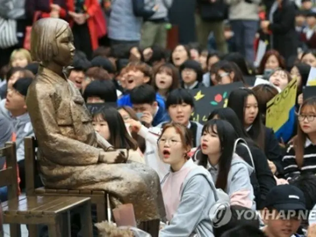 ソウルの日本大使館前では、慰安婦問題の解決を求めて韓国の市民団体が毎週、集会を開催している（資料写真）＝（聯合ニュース）