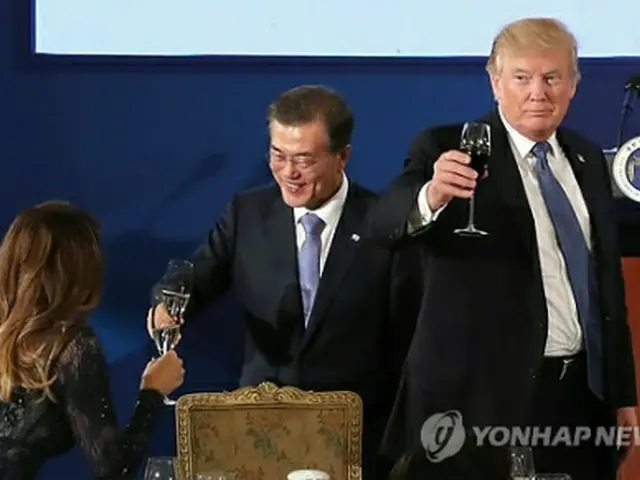 夕食会での文在寅韓国大統領（中央）とトランプ大統領（右）。文大統領が青瓦台（大統領府）にトランプ大統領夫妻らを招いた＝７日、ソウル（聯合ニュース）