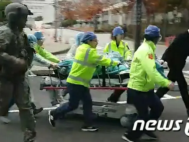 亡命過程で銃撃を受けて負傷したまま韓国の京畿道（キョンギド）水原市（スウォンシ）の病院へ搬送された北朝鮮軍の兵士が大きな峠を越えたと伝えられた。（提供:news1）