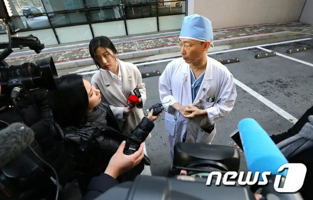 韓国への亡命過程で銃撃を受けて負傷したまま韓国の京畿道（キョンギド）水原市（スウォンシ）の病院へ搬送された北朝鮮軍兵が治療中だが、死亡する可能性も排除できない状態だ。（提供:news1）