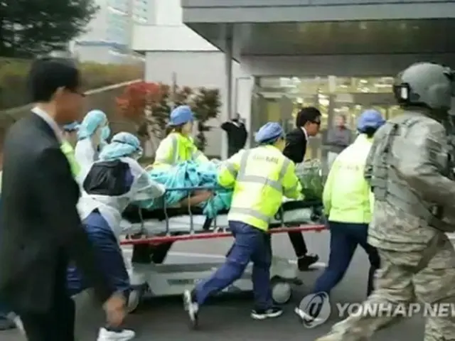 韓国の大学病院に搬送される兵士（読者提供）＝１３日、水原（聯合ニュース）