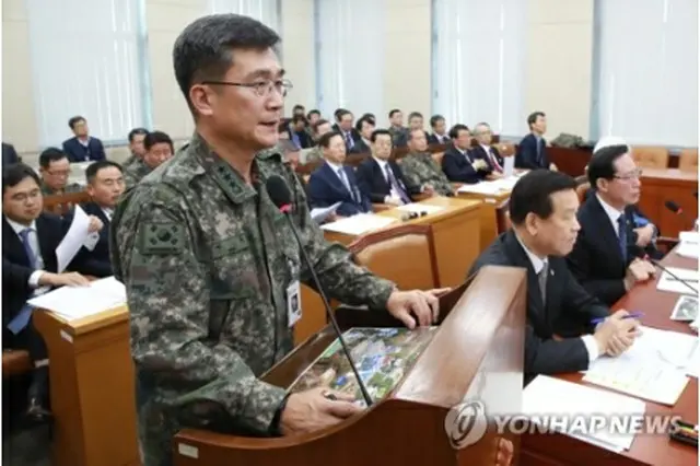 亡命した北朝鮮兵士について説明するソ作戦本部長＝１４日、ソウル（聯合ニュース）