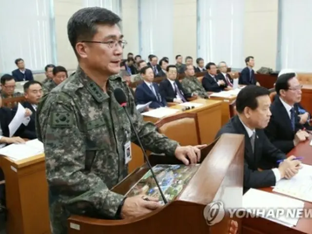 亡命した北朝鮮兵士について説明するソ作戦本部長＝１４日、ソウル（聯合ニュース）