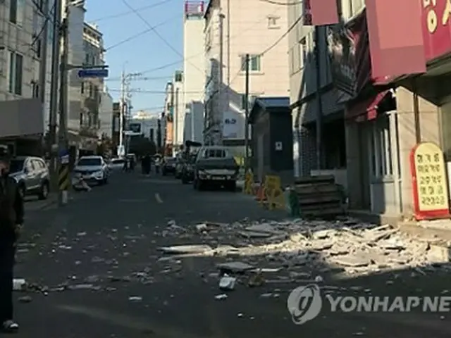 浦項市内では建物の外壁が落下するなどの被害が発生した（読者提供）＝１５日、浦項（聯合ニュース）
