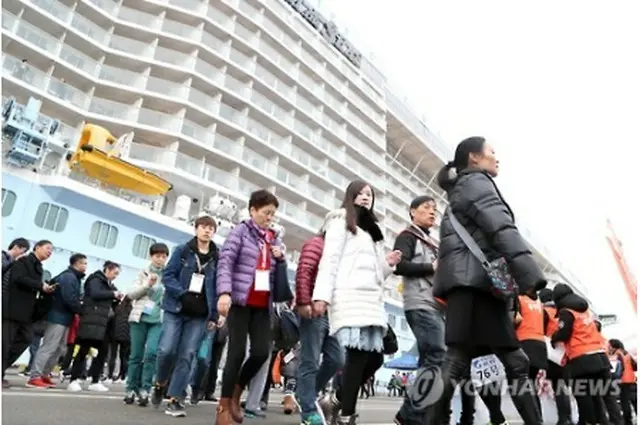 船で釜山に到着する観光客（資料写真）＝（聯合ニュース）