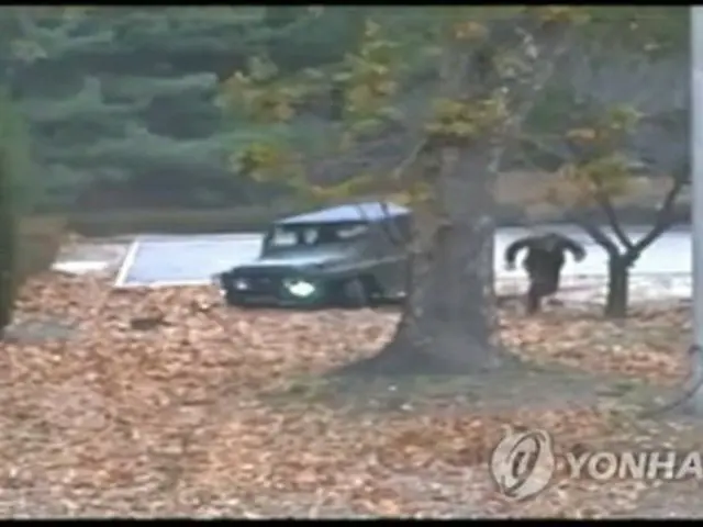 国連軍司令部が公開した、亡命の様子が映った監視カメラ映像。兵士がジープを乗り捨て、韓国側に向かって走っている（同司令部提供）＝（聯合ニュース）