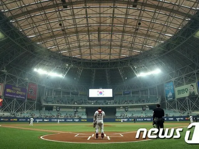 韓国初のドーム球場である高尺スカイドームが開場2年で観客200万人を突破した。