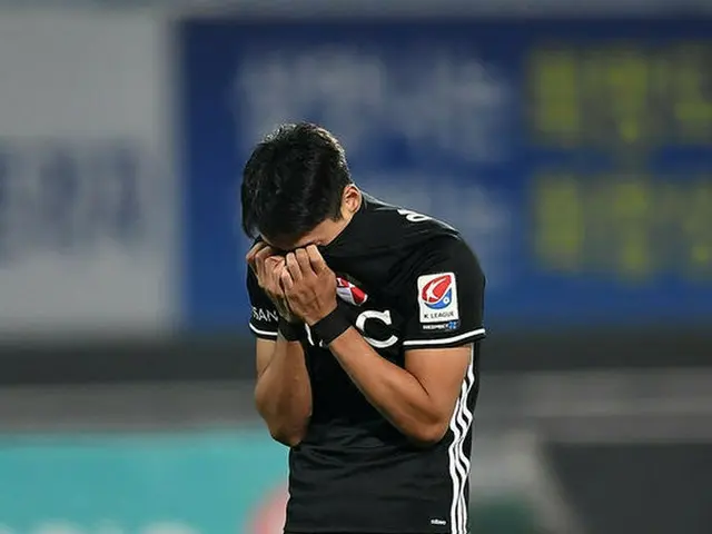 サッカー韓国代表イ・ジョンヒョプがピッチで涙… 突然この世を去ったチーム監督と”最後の約束”