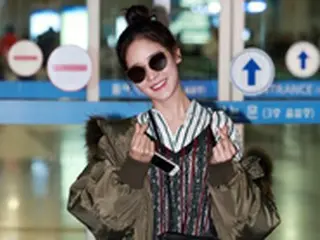 女優ソン・ユリの空港ファッションが話題 ”元祖妖精の風格”