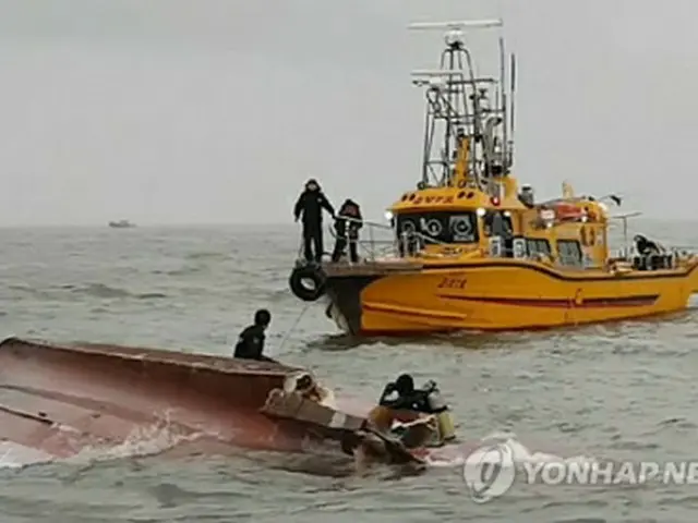 転覆した釣り船（仁川海洋警察署提供）＝３日、仁川（聯合ニュース）