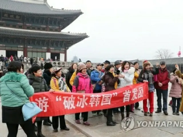 ８カ月ぶりに韓国を訪れた中国人団体観光客がソウル・景福宮を見学している＝３日、ソウル（聯合ニュース）