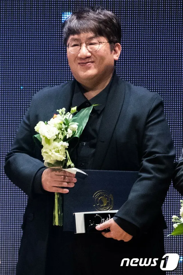 “BTS手掛けた”BIGHITエンタ代表、大統領表彰の賞金1千万ウォン（約100万円）を寄付