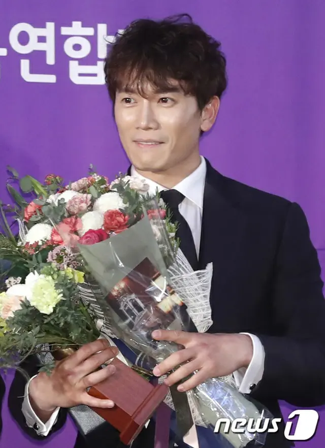 韓国俳優チソン（40）が、「2017グリメ賞」男性最優秀演技者賞を受賞した。（提供:news1）