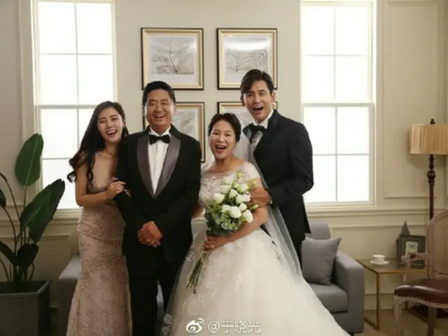 “中韓夫婦”女優チュ・ジャヒョン＆俳優ユー・シャオグァン（于暁光）、家族写真を公開（提供:OSEN）