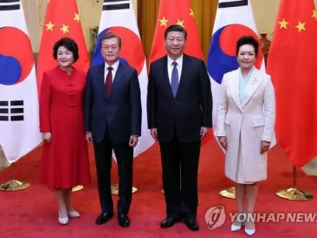 公式歓迎式で記念撮影する文大統領（中央左）夫妻と習主席夫妻＝１４日、北京（聯合ニュース）