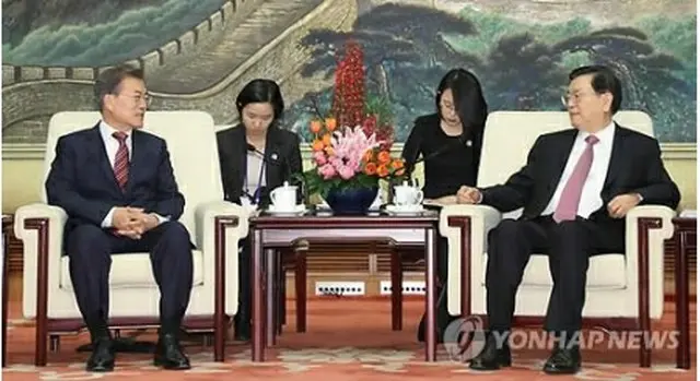 張徳江氏（右）と会談する文大統領＝１５日、北京（聯合ニュース）