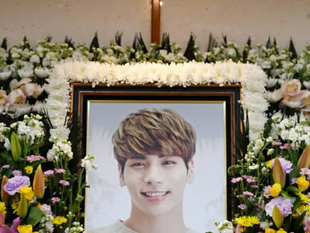 韓国アイドルグループ「SHINee」のメンバーたちが喪主として故ジョンヒョン（享年27）の最後を見守っている。