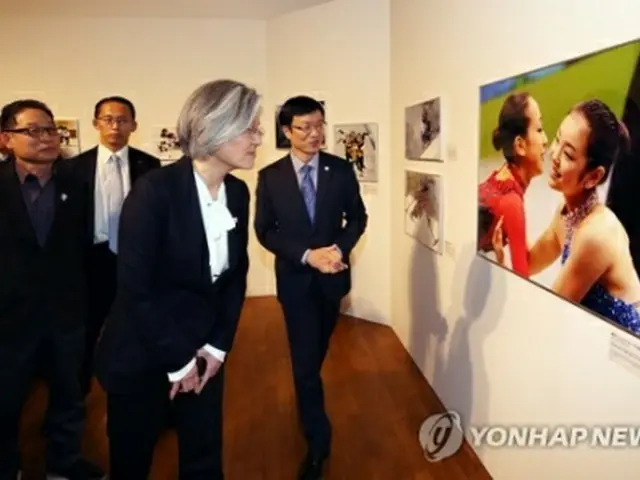 日本を訪問している韓国の康京和（カン・ギョンファ）外交部長官が韓国文化院（東京都新宿区）で２０日に開幕する「韓日交流写真展」の会場を訪れた。来年の平昌冬季五輪・パラリンピックの成功を祈願し、韓国の国家基幹通信社・聯合ニュースと大韓民国歴史博