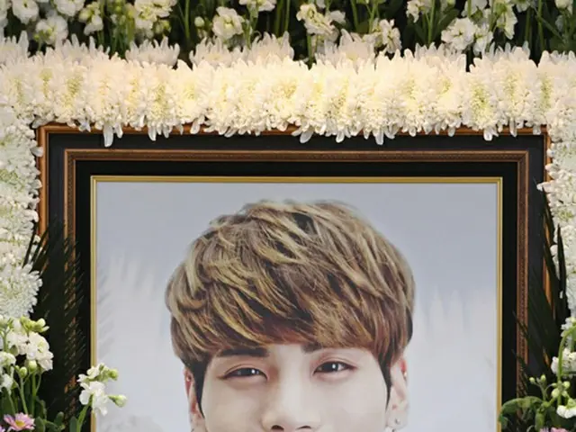 来年初めに発表される予定だった故ジョンヒョン(SHINee)の新曲のタイトルが、「幻想痛(Only One You Need)」だった。(写真提供:news1)