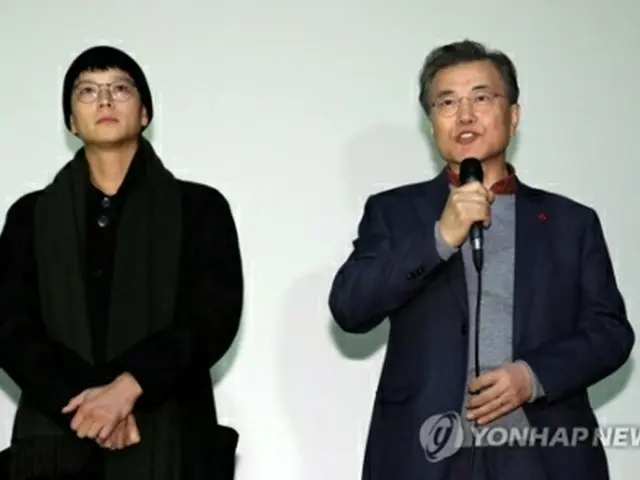 映画館で発言する文大統領（右）。左は出演俳優のカン・ドンウォンさん＝７日、ソウル（聯合ニュース）