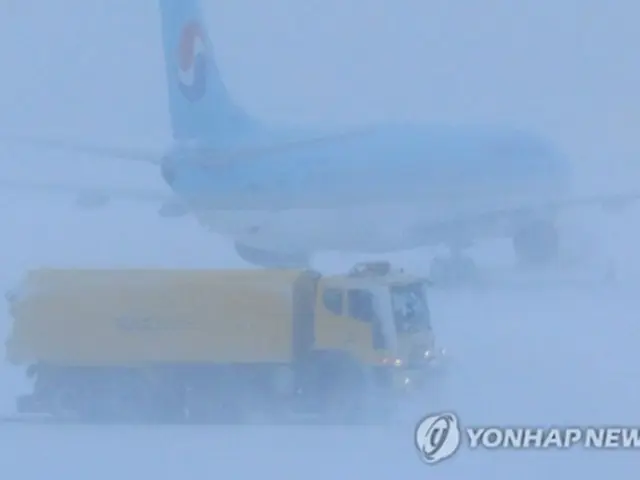 除雪作業が行われている済州国際空港＝１１日、済州（聯合ニュース）