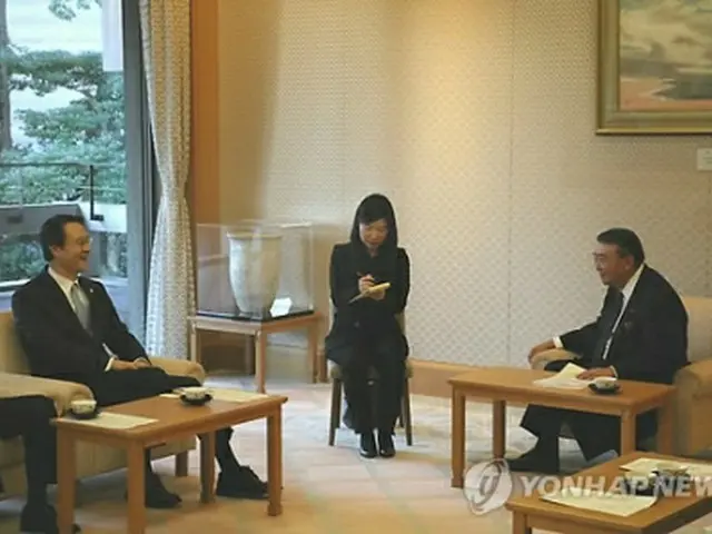 大島議長と面談する李大使（在日韓国大使館提供）＝１５日、東京（聯合ニュース）